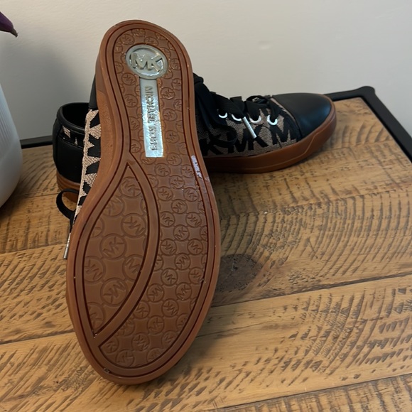 Michael Kors sneaker, size 6 1/2 M - Picture 6 of 10